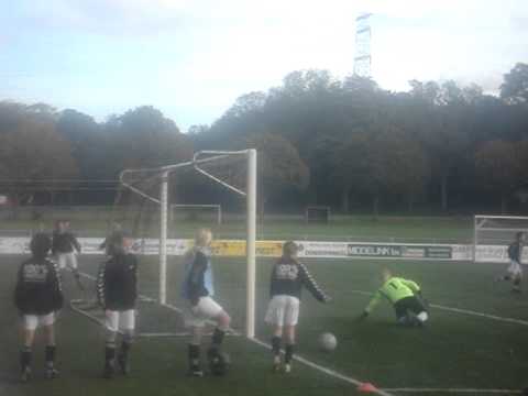 Inschieten Danique voor wedstrijd vvBeekbergen D1-WSV Apeldoorn combinatie E/D,21-10-2010