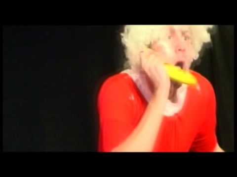 En barnpjäs med mig i rollen. Jag trollar och är almänt konstig.