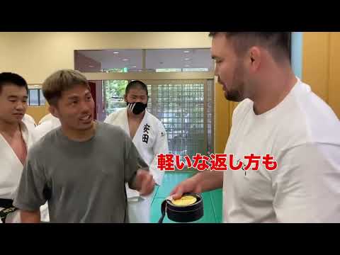 Aaron Wolf  campione olimpico di judo sorprende studenti di una scuola superiore