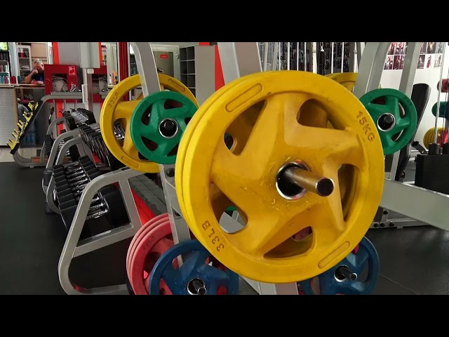 В рубрике «Энергия жизни» ведущая Оксана Малых продемонстрирует утреннюю зарядку для всей семьи