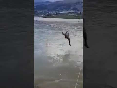 Lunxhëri, heroi i OSHEE sfidon dallgët e mëdha për të kryer misionin