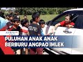 puluhan anak anak berburu angpao imlek