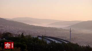 Papa Francisco junto ao túmulo de São Pio de Pietrelcina.