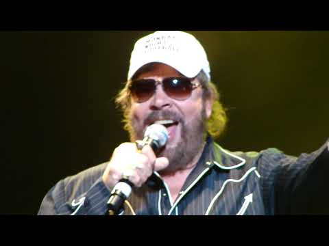 Hank Williams Jr, Eric Church and Jamey Johnson "Family Tradition" in Kansas City 5/8/10