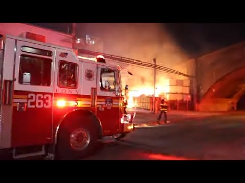 NYC Dumpster FIRE... FDNY extinguishes an outside rubbish fire in Queens.