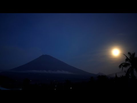 Supermoon hits volcano on Bali