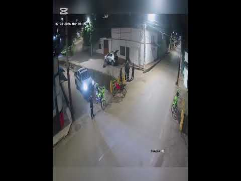 Parte 1 la policía de timana huila, es acusada de  pegarle  a un campesino por tener botas de caucho