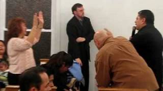 Hno. Max Navarro Ministrando a una Hna.