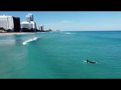 Luchtbeelden van helder water en leuke golven bij South Beach