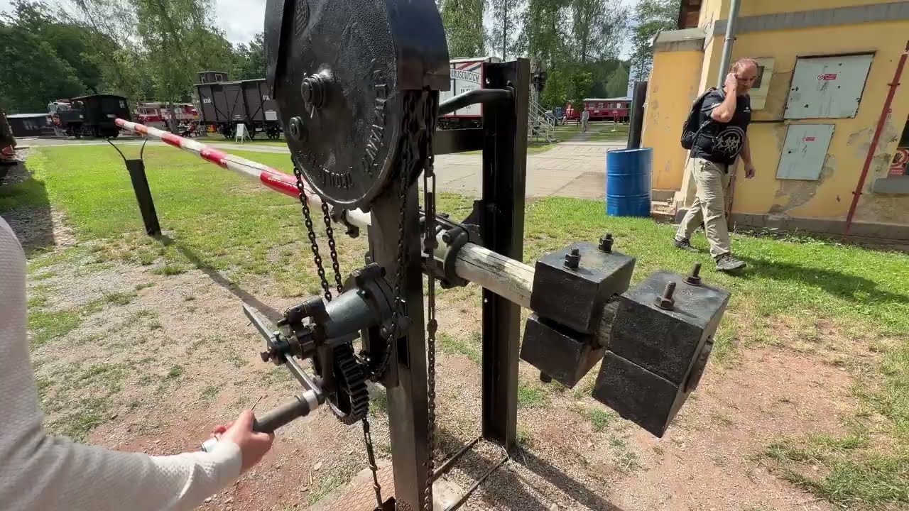 Ручной шлагбаум в музее Лужна у Раковника / Manually operated  crossing barrier