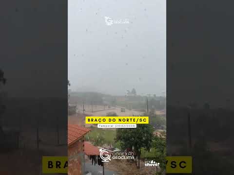 Chuva forte acompanhada de descargas elétricas em Braço do Norte, no Litoral Sul de Santa Catarina.