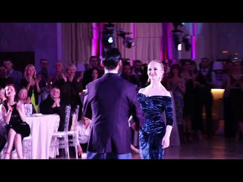  Liza Rosales  and  Juan Manuel Rosales  are  dancing  to  the  milonga  "  La Cicatriz  "  by  Juan D'Arienzo  at  La Boca Tango Festival  in  2021