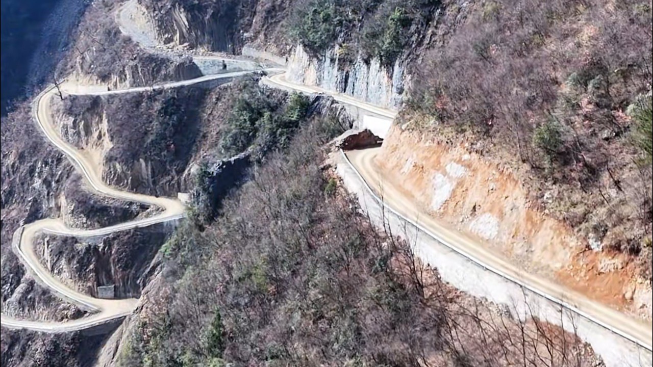 重庆的山区真的很震撼，峡谷海拔落差达到两千三百多米的峡谷中，震撼的盘山公路也太吓人了The stunning mountain road is too scary