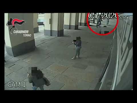 Scippo di telefonini a Torino in diretta