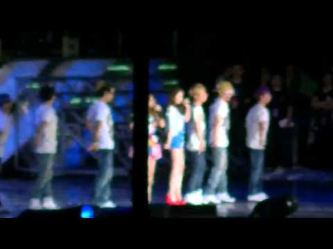 121123 Jessica and Krystal - California Girls @ SMTOWN Singapore