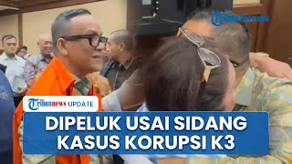 Momen Eks Wamenaker Immanuel Noel Ebenezer Dapat Pelukan dari beberapa Kerabat usai Sidang Perdana