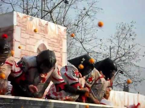 i tiranni di sant'ulderico carro 6 in piazza del rondolino - carnevale di ivrea 19 febbraio 2012