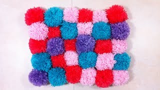 Alfombra de pompones casera