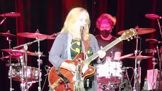 Melissa Etheridge singing “Ruins”