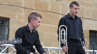 12. Jesús y Juan  Llevo dos banderas