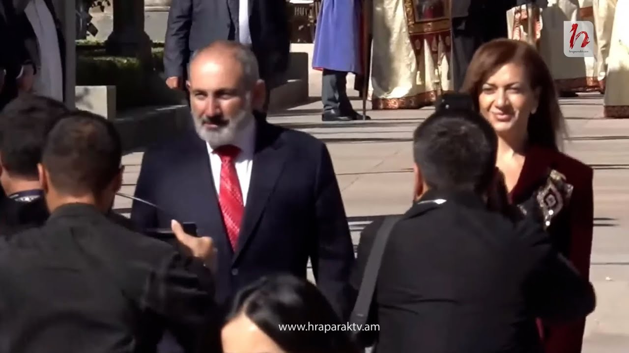 Վարչապետը տիկնոջ հետ ժամանեց Մայր Տաճար