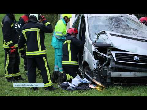 Bedrijfsbusje over de kop op A50 knooppunt Hattemerbroek - ©StefanVerkerk.nl