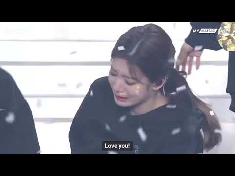 Kim Lip being emotional while Hyeju judging every members especially Gowon