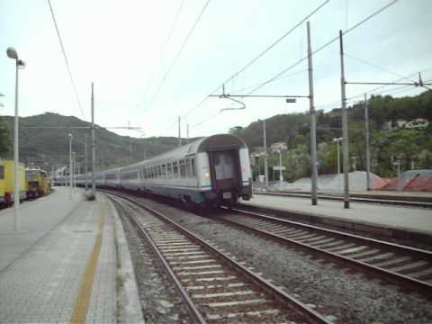 Una E402A per l'Intercity 597 Milano-Napoli in transito a Vernio