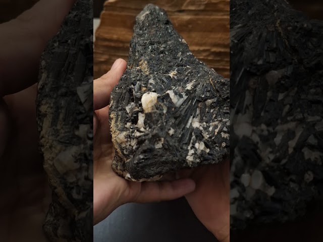 حجر خام طبيعي تحفة للإقتناء أو الإهداء