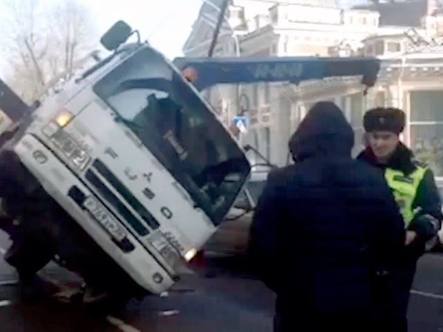 Эвакуатор рухнул на автомобиль!
