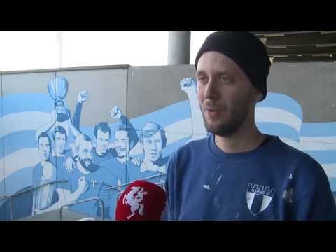 Han målar sina fotbollshjältar i himmelsblått