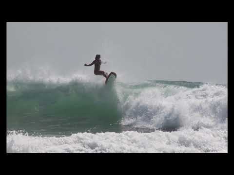 Zdjęcia lotnicze surferów i zabawnych fal na wyspie South Padre