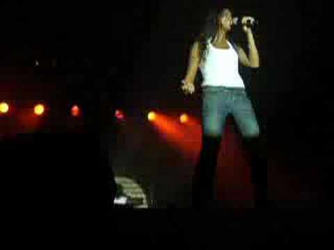 Nadiya chante "tous ces mots"