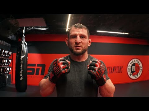 Ein Tag mit MMA Kämpfer Lom Ali Eskiev | Essen, Friseur, Training und mehr