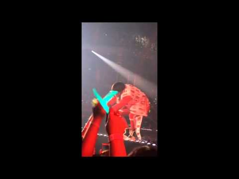 150927 SHINee Taemin dancing close to fans   SWC4inBangkok