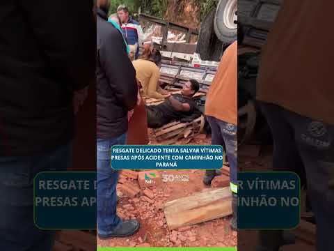 Resgate delicado tenta salvar vítimas presas após acidente com caminhão no Paraná