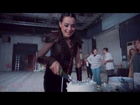 Kızıl Goncalar'ın Meryem'i Özgü Namal'ın sevinç gözyaşları... Sette sürpriz yaş günü kutlaması