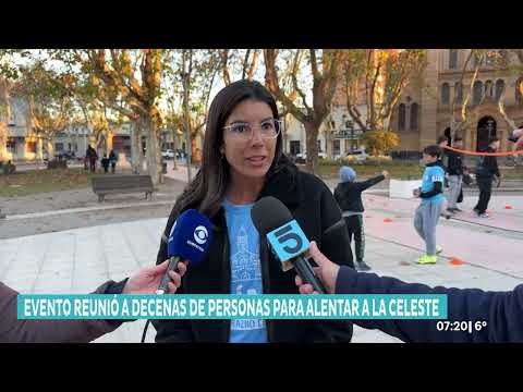 Decenas de personas se reunieron en la plaza de Durazno para alentar a la Celeste