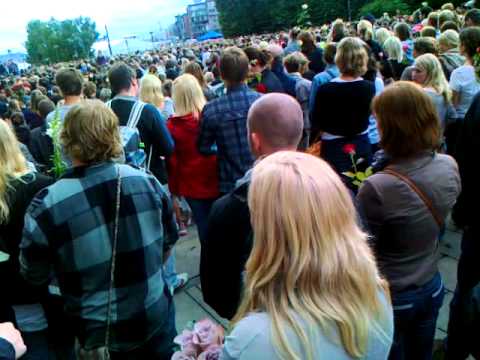 Stoltenbergs appell i rosetoget på Rådhusplassen 25. juli 2011