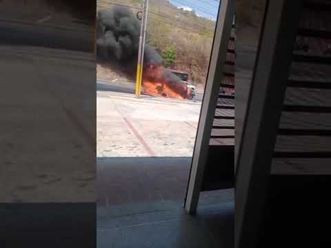 incendio de vehículo en el Consejo Municipio José Rafael Revenga