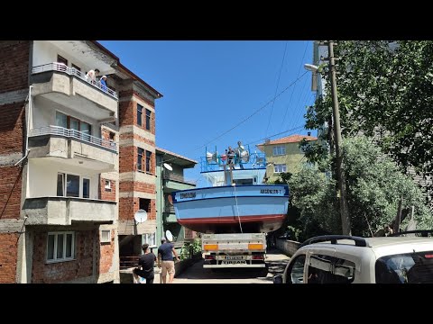 Osmanlı'nın Gemi Yaptığı Kurucaşile'de 11 Metrelik Tekne Karadan Denize İndirildi