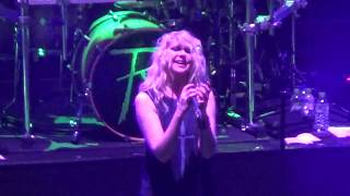 THE PRETTY RECKLESS - The Walls Are Closing In/Hangman - Leeds First Direct Arena - 30/11/17.