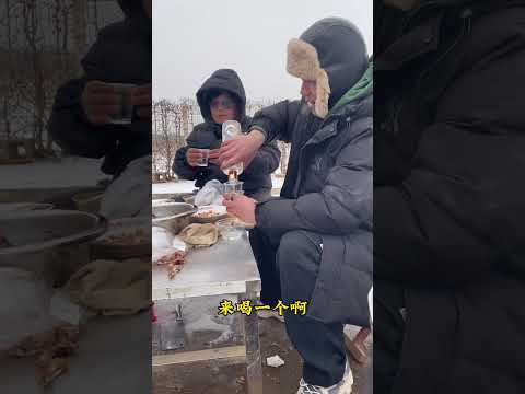 On a snowy day, the big goose stewed in the iron pot over firewood is so delicious. Let’s have a