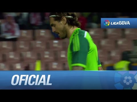 Envío entrelíneas y chut desviado de Larrivey