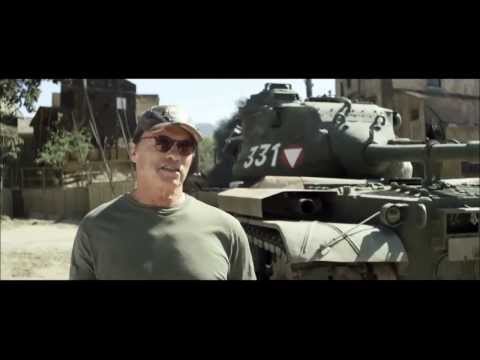 Arnold Crushes it with a tank (Arnold écrase tout avec un Tank) HD