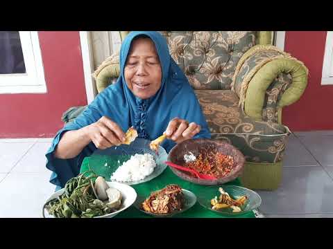 Enek makan lagi
