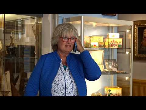 Trijntje Visser wordt gebeld over haar Koninklijke onderscheiding, vrijdag 24 april 2020