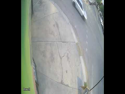 Dos autos chocaron en una esquina de Rawson y uno terminó contra una agencia