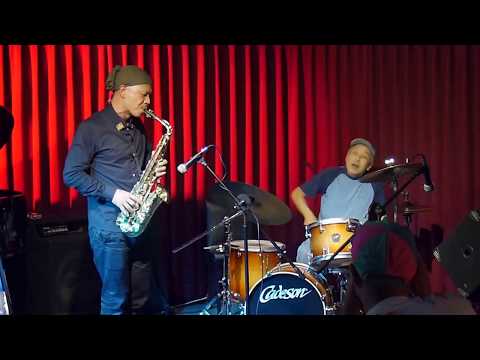 Sabu Toyozumi 豊住芳三郎 & Tieqiao Li 李铁桥 - percussion & saxophone duo (2)