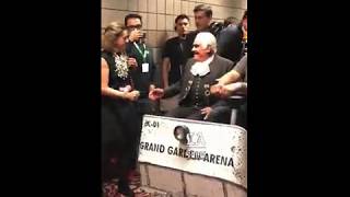 Así se llevan a Vicente Fernández después de actuar en los Latin Grammy